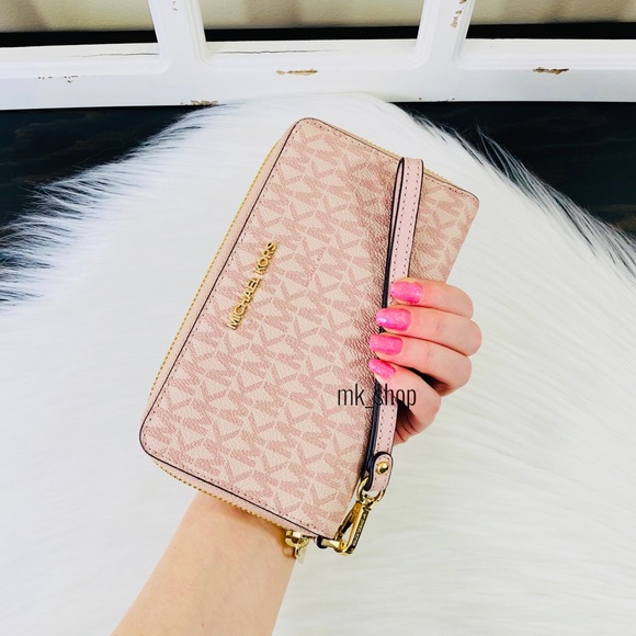 Michael Kors Handbags - Michael Kors Jet Set Travel Large Flat Phone Case